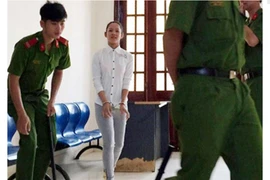 Vụ bắt cô gái do đụng ô tô: Tạm giam sai luật!