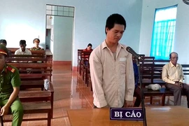 Lân la làm quen, gã trai giật phăng ví của người phụ nữ