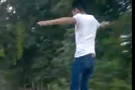 Thanh niên liều mạng bỏ tay lái để xe máy tự chạy đã trình diện