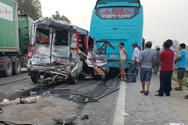 Xe du lịch đâm đuôi xe khách, 11 người nhập viện