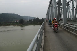 Bàng hoàng người mẹ trẻ ôm con 4 tháng nhảy cầu tự vẫn