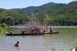 Bơi ra sông Lam bắt tổ kiến, một học sinh lớp 11 chết đuối