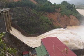 'Việc hệ trọng sao chỉ nhắn tin báo xả lũ'
