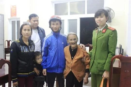 Cưu mang bà cụ 80 tuổi đi lạc, lấm lem bùn đất