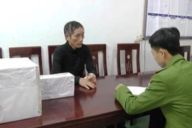 Người đàn ông mang 50 thỏi mìn vào trường học cất giấu
