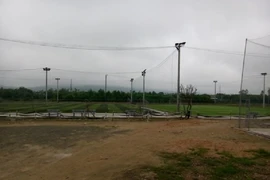Nghi vấn người phụ nữ chết đói, rét cạnh sân bóng đá