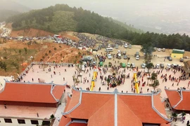 Dòng người đổ về chùa Đại Tuệ, tắc đường nửa ngày