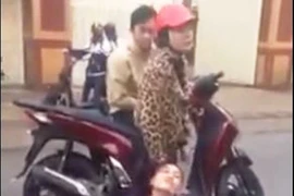 Nữ sinh lớp 10 bị đánh, nhục mạ ngay trước cổng trường