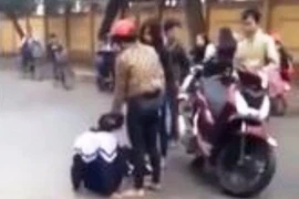 Phụ nữ đi xe SH đánh, nhục mạ nữ sinh lớp 10 khai gì?