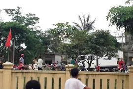 Bố ôm con bỏ chạy, dân làng truy đuổi vì nghi bắt cóc
