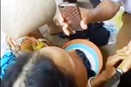 Đã thả người phụ nữ bị dân bắt dí dao tra khảo