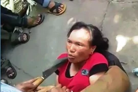 Dân dí dao nhọn vào cổ phụ nữ tra khảo 'bắt cóc trẻ em'