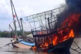 Tàu cá 7 tỉ đồng bốc cháy dữ dội khi vừa cập bến