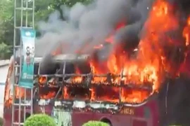 Xe khách chạy Nghệ An-Sài Gòn cháy dữ dội bên quốc lộ