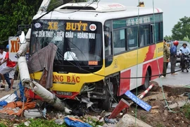 Xe buýt mất lái tông gãy cột điện, húc xe ôm xuống sông