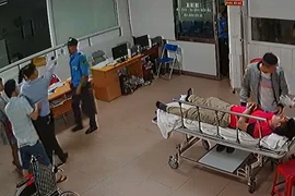 Giám đốc tát nữ bác sĩ ở Nghệ An: 2 bảo vệ mất việc 