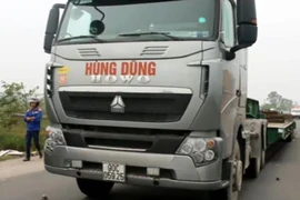 Xe đầu kéo húc đuôi xe máy, 2 người chết thảm 