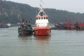 Cứu 13 ngư dân gặp nạn gần đường biên trên biển 