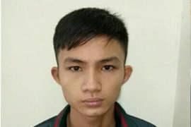 Lái ô tô tải đột nhập nhà dân, mở cốp xe máy