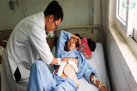 Cứu sống người Lào bị bắn 9 viên đạn vào ngực và bụng 