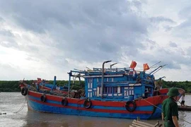 Hàng trăm người dân chung tay cứu 2 tàu cá trên biển