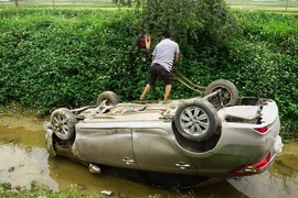 Xe hơi lật ngửa sau khi tông phụ nữ đi xe đạp điện