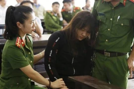 Nữ bị cáo xinh đẹp ngã khụy khi bị phạt 13 năm tù 