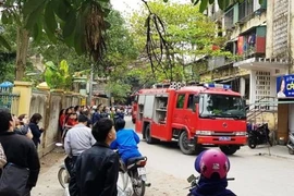 Cháy ở chung cư 40 năm, người dân hoảng loạn tháo chạy 