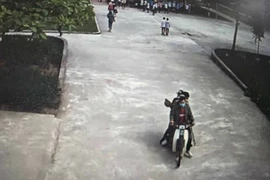 Đi xe máy chở 4 xông vào trường đánh học sinh lớp 9 