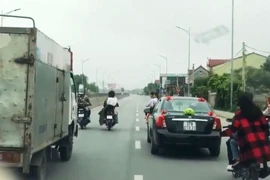 Dàn hàng 3 chặn xe tải cho cô dâu về nhà chồng kịp giờ