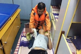 Vượt sóng dữ cứu ngư dân mất bàn tay trên biển