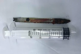 1 cảnh sát bị lưỡi dao găm trong người 11 năm 