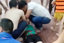 Một phụ nữ bất tỉnh tại bể bơi nghi do rò điện