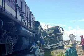 Lại tai nạn đường sắt: Tàu hỏa đâm xe bồn