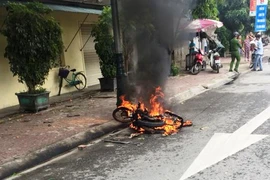 Côn đồ truy sát, thiêu rụi xe máy