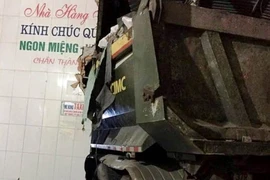 Xe tải lao vào ba cửa hàng, nhiều người bên trong hốt hoảng