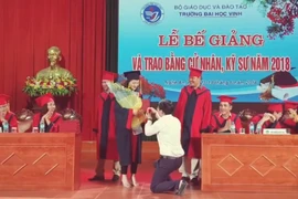 Giảng viên cầu hôn nữ sinh viên trong lễ nhận bằng tốt nghiệp