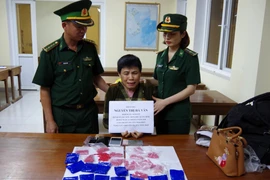  Bắt giữ một phụ nữ giấu 4.800 viên ma túy trong quần và giày