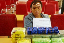 Thầy giáo mang súng vận chuyển 20 bánh heroin