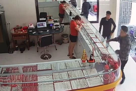 Bắt 2 kẻ đóng mác nhà giàu đi lừa nhiều tiệm vàng 