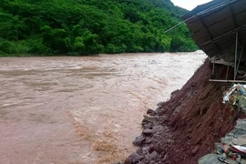 Lũ cuốn trôi nhà, cha tử vong, con mất tích