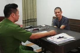 Người cố thủ bằng lựu đạn 14 tiếng bị khởi tố 3 tội