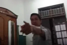 Video: Phản cảm vị trưởng phòng vung ghế với nữ đồng nghiệp 