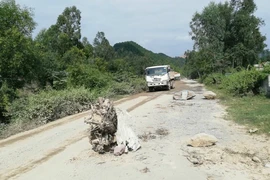 Người dân lại chặn xe chở đất đá thi công các dự án ở Nghệ An
