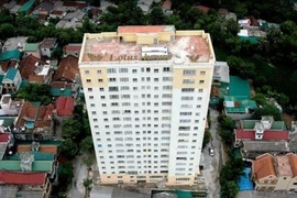 Bê tông tầng 18 chung cư rơi trúng bé 3 tuổi 