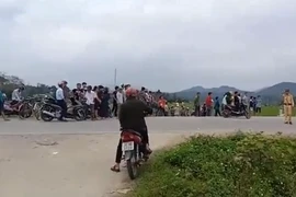 Cảnh sát đã bắt nhóm ôm súng cố thủ trong ô tô