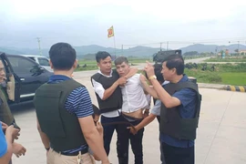 Đã bắt được kẻ ôm trẻ em, vũ khí nóng cố thủ trên xe hơi