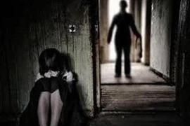 Rủ nữ sinh dưới 16 tuổi bỏ nhà rồi 'làm chuyện người lớn'