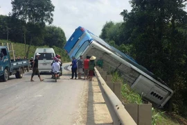 Tài xế xe khách đánh lái né 2 học sinh đang ngã giữa đường