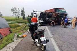 4 xe tải tông liên hoàn, đường tránh TP Vinh tắc nghẽn 